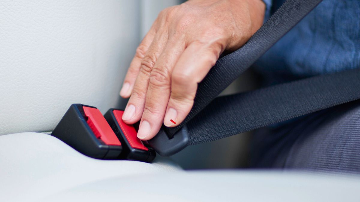 Kobieta zapina pasy w aucie