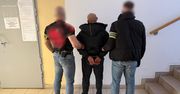 Warszawa: Podejrzane zachowanie na podwórzu. Policja odkryła setki porcji narkotyków