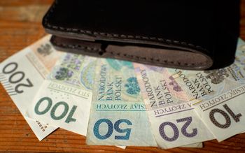 Polacy oszczędzają na czarną godzinę? Wyniki badania