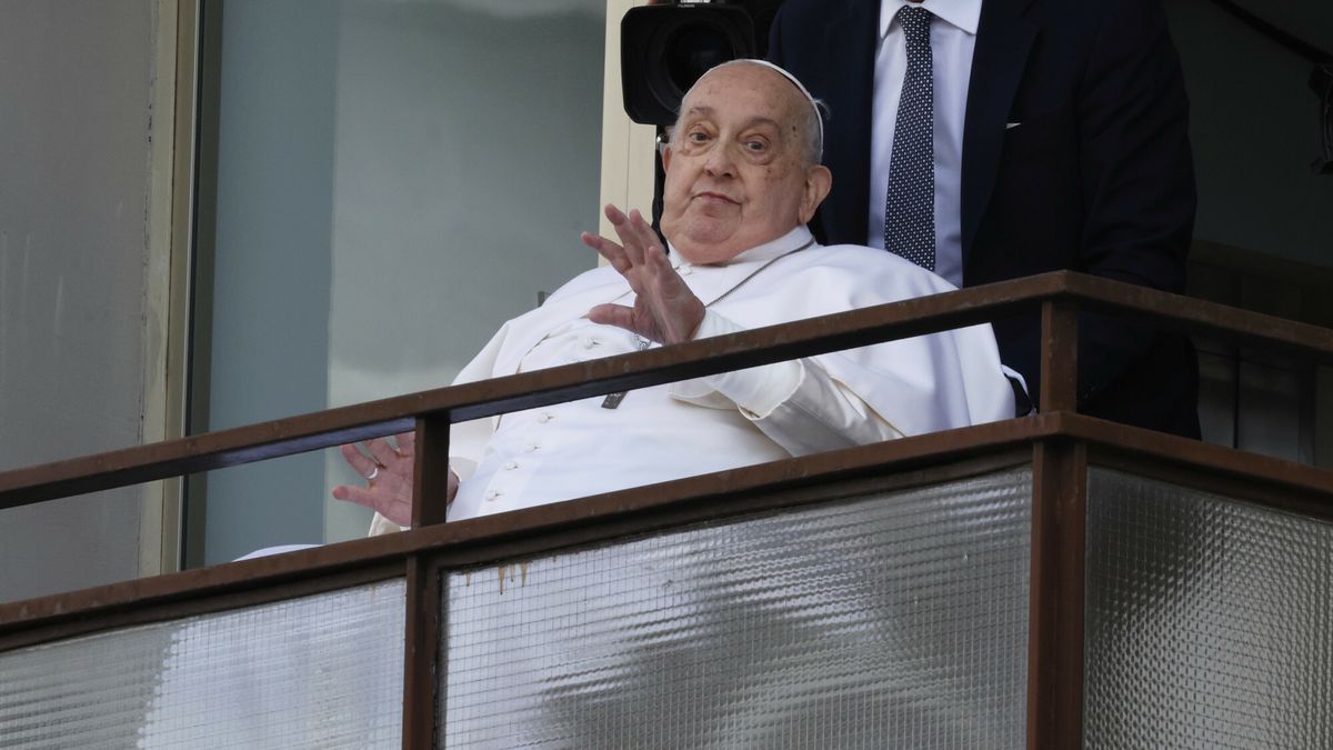 Temporary
Pope Francis appears at a window of the Agostino Gemelli Polyclinic in Rome, Sunday, March 23, 2025, where he has been treated for bronchitis and bilateral pneumonia since Feb. 14. (AP Photo/Riccardo De Luca)
Riccardo De Luca