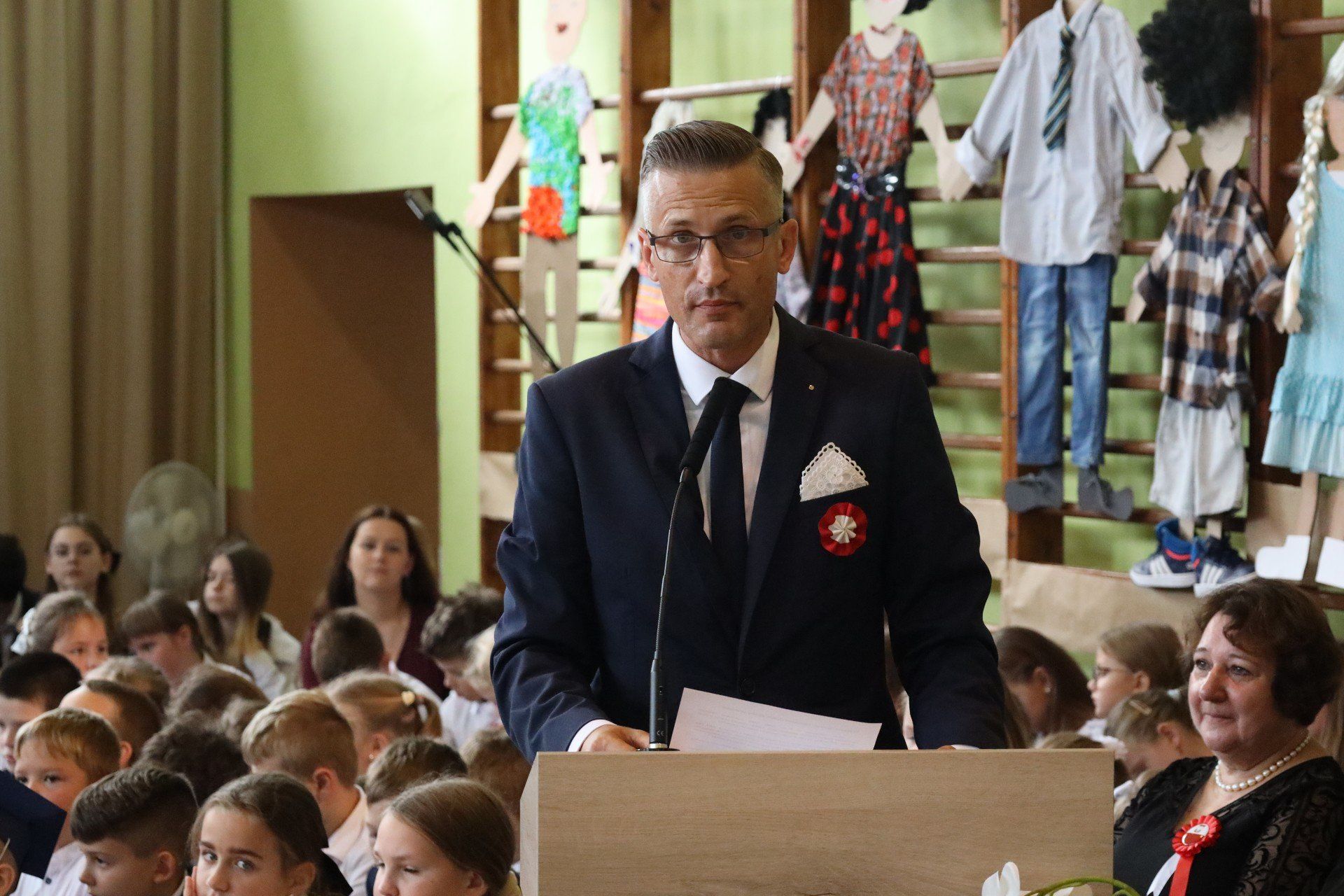 Najważniejszym momentem był uroczysty apel, pasowanie na uczniów klas I oraz prezentacja nowej publikacji