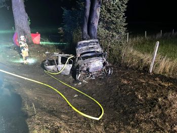 Męczyn: BMW uderzyło w drzewo i rozpadło się na pół. Pojazd zapłonął