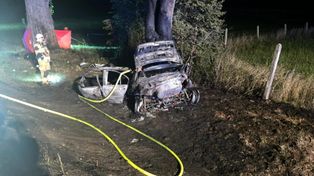 Męczyn: BMW uderzyło w drzewo i rozpadło się na pół. Pojazd zapłonął