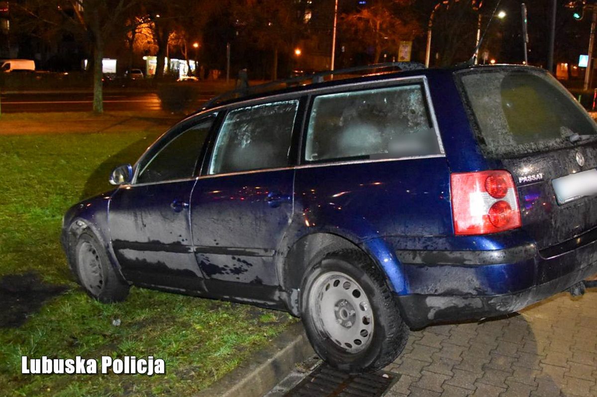 Pijany pasażer miał dość czekania na kierującą. Wziął sprawy w swoje ręce