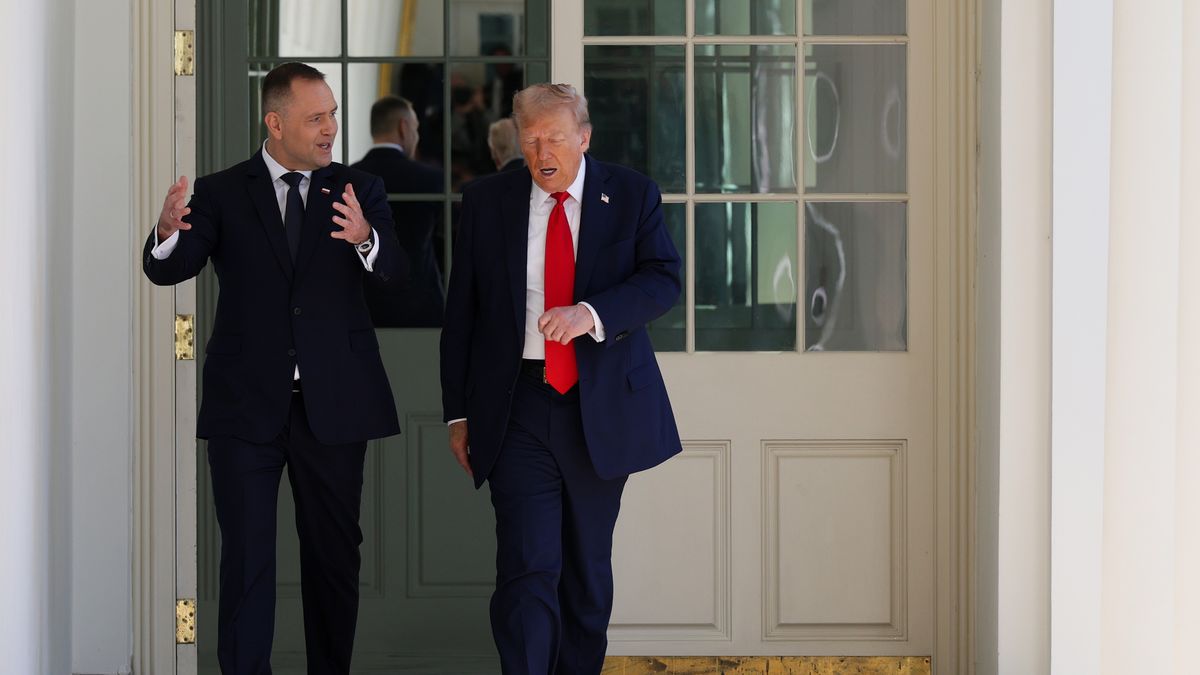 WASHINGTON, DC - SEPTEMBER 03: U.S. President Donald Trump (R) walks with Polish President Karol Nawrocki down the Colonnade to the Oval Office at the White House on September 3, 2025 in Washington, DC. President Nawrocki is visiting Washington to meet with President Trump for a bilateral meeting to discuss the war in Ukraine. (Photo by Alex Wong/Getty Images)