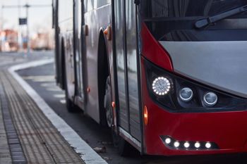 Szkolna wycieczka wstrzymana o świcie. Policjanci nie dopuścili autokaru do jazdy