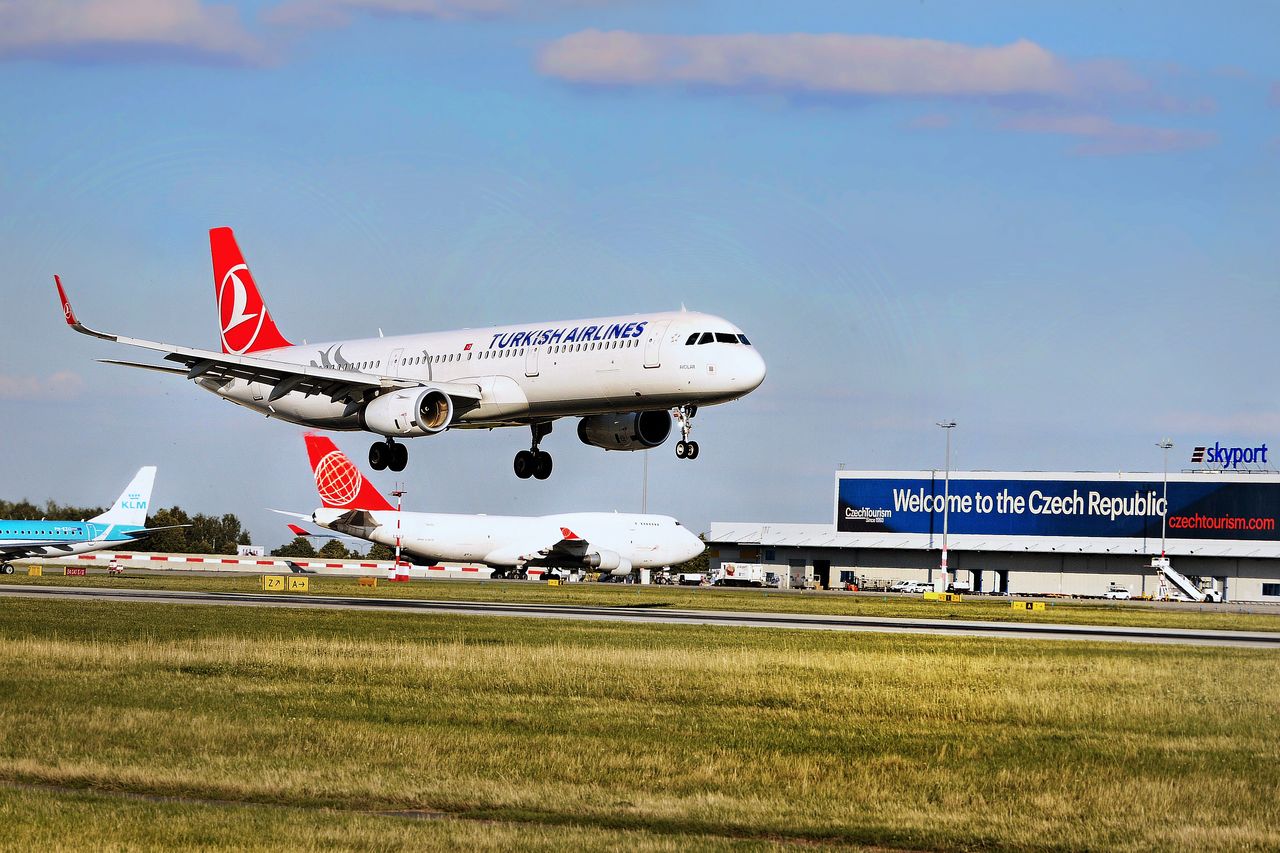 Drama bei Landung in Prag: Turkish-Airlines-Flug stößt Heck auf