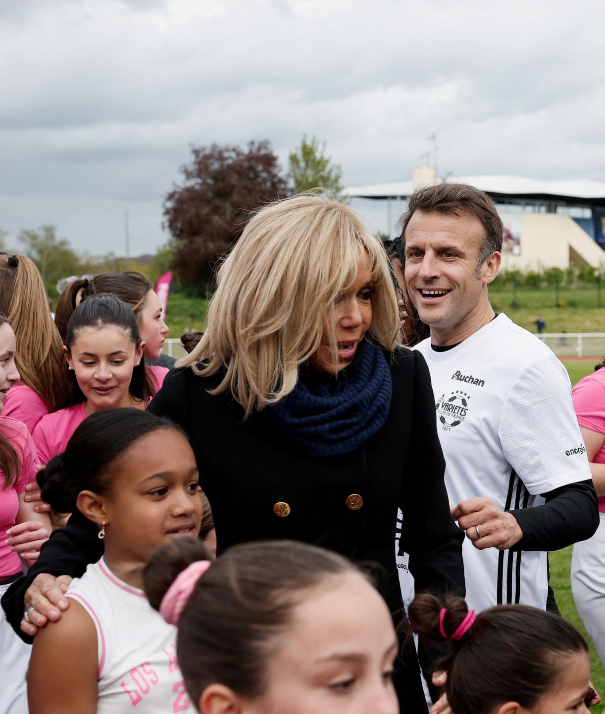 Emmanuel Macron na meczu charytatywnym. Towarzyszyła mu żona