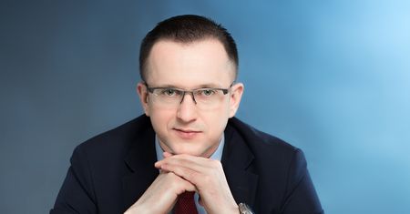 Agtes wchodzi na warszawski parkiet