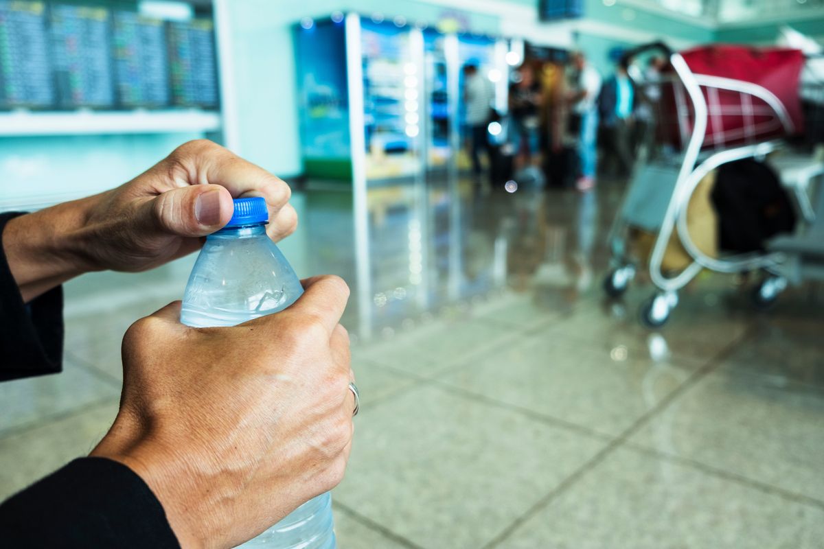 Ceny wody na lotnisku szokują