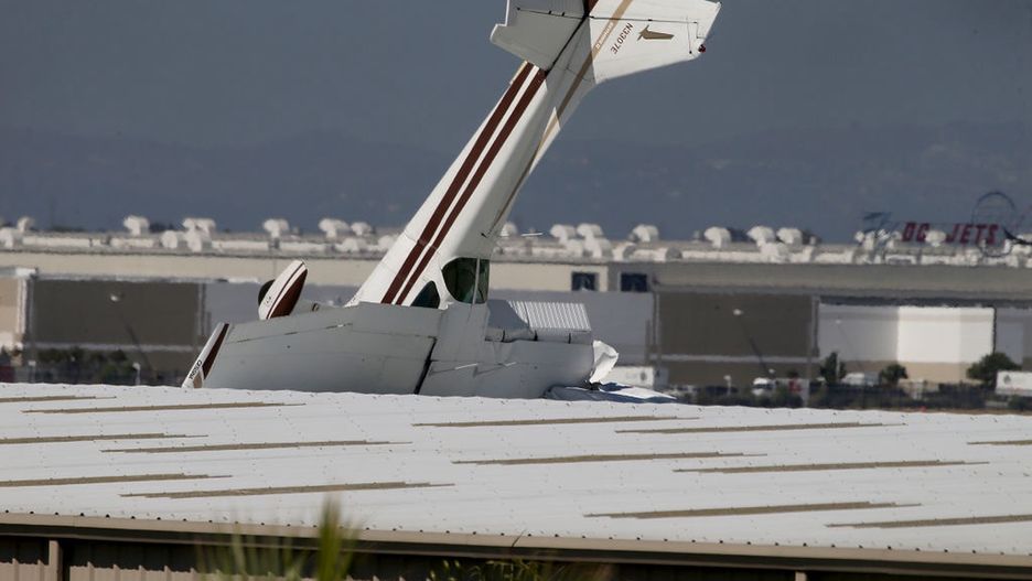 Samolot wbił się w dach budynku na lotnisku w Kalifornii