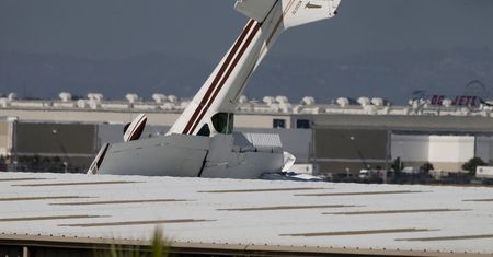 Samolot wbił się w dach budynku lotniska. Pilot cudem przeżył