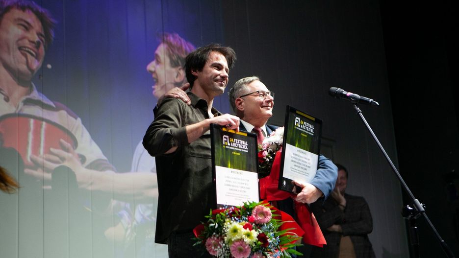 Na zdjęciu od lewej: Mateusz Marczydło i Robert Chodur z Teatru im. Wandy Siemaszkowej w Rzeszowie, odbierający wyróżnienia za swoje role w &#34;Dzieciach z Bullerbyn&#34;.