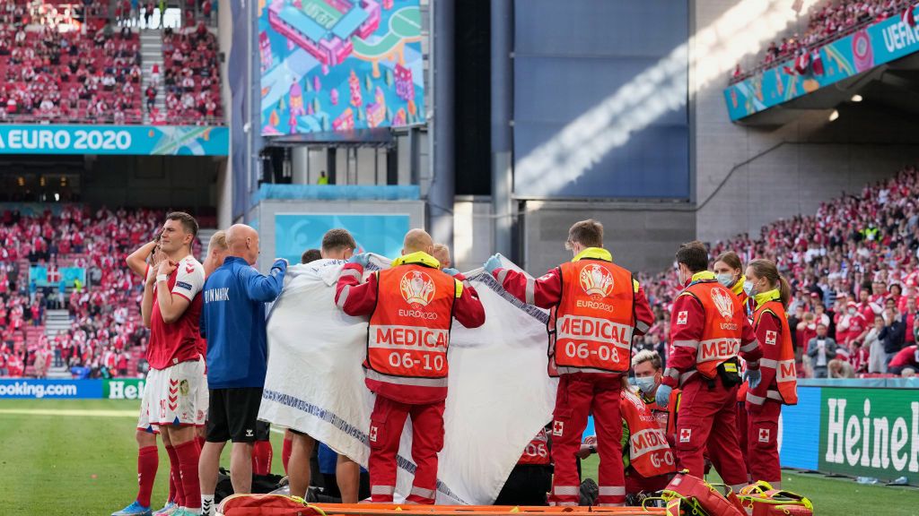 Getty Images / Martin Meissner  / Na zdjęciu: medycy udzielają pomocy Christianowi Eriksenowi