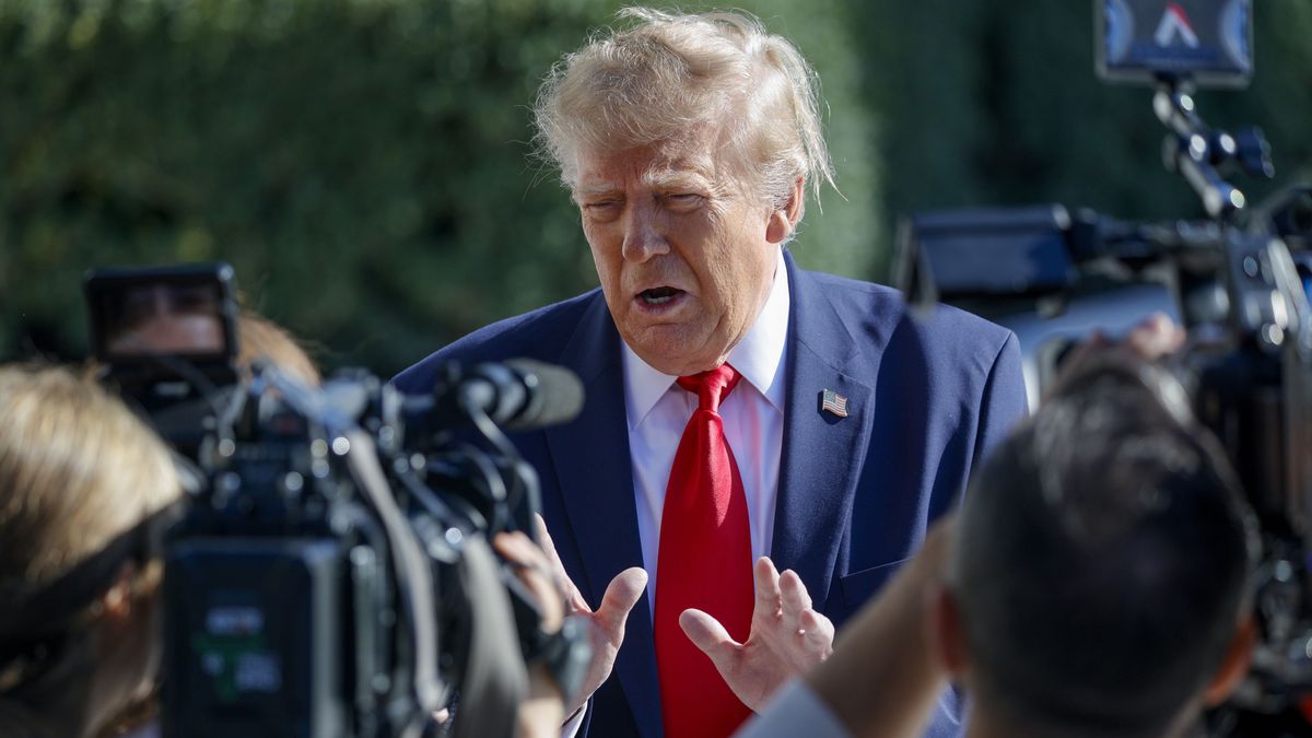 US President Trump departs White House for Florida campaign rally
epaselect epa13325782 US President Donald Trump responds to a question from reporters as he walks toward Marine One on the South Lawn of the White House in Washington, DC, USA, 23 October 2026. Trump is traveling to Florida for a midterm campaign rally and plans to spend the weekend at Mar-a-Lago.  EPA/SHAWN THEW 
Dostawca: PAP/EPA.
SHAWN THEW
epaselect