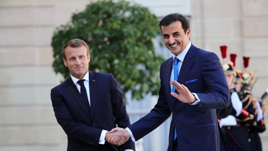 Emir Kataru Tamim bin Hamad Al Sani (z prawej) i prezydent Francji Emmanuel Macron 