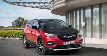Opel Grandland X Hybrid4 ma łącznie 300 KM i przejedzie na prądzie 50 km