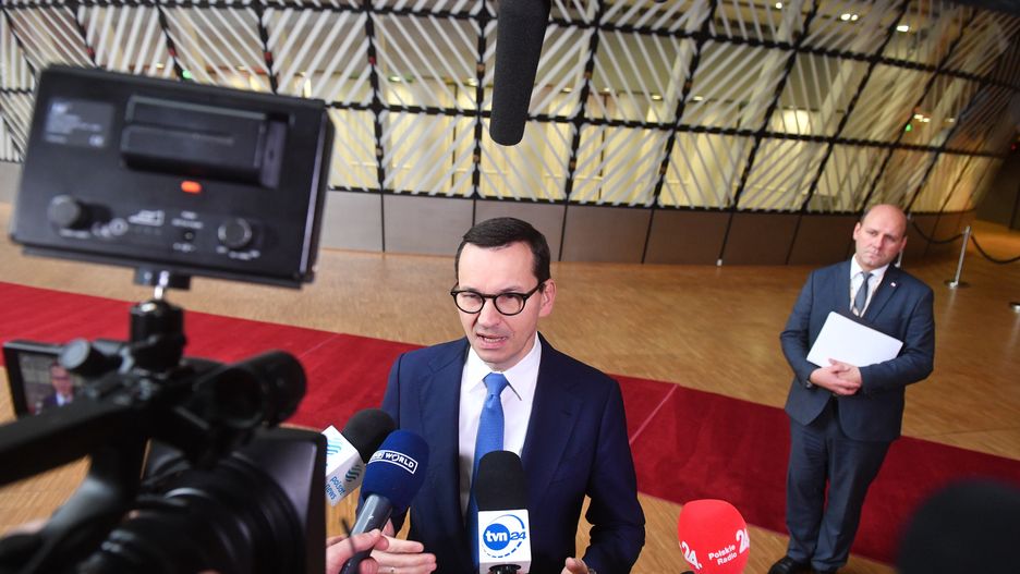 Bruksela, Belgia, 21.10.2022. Premier Mateusz Morawiecki (C) i minister ds. Unii Europejskiej Szymon Szynkowski vel Sęk (P) w drodze na posiedzenie w drugim dniu szczytu Rady Europejskiej w Brukseli, 21 bm. Premier Morawiecki bierze udział w formalnym posiedzeniu Rady Europejskiej poświęconym sytuacji na rynku energetycznym. Przywódcy UE odniosą się też do rosyjskiej agresji na Ukrainę, w tym do ataków rakietowych Rosji na ludność cywilną. (mr) PAP/Radek Pietruszka