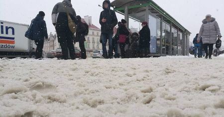 Nieodśnieżone przystanki MPK Lublin. Pasażerowie grzęzną w błocie i śniegu