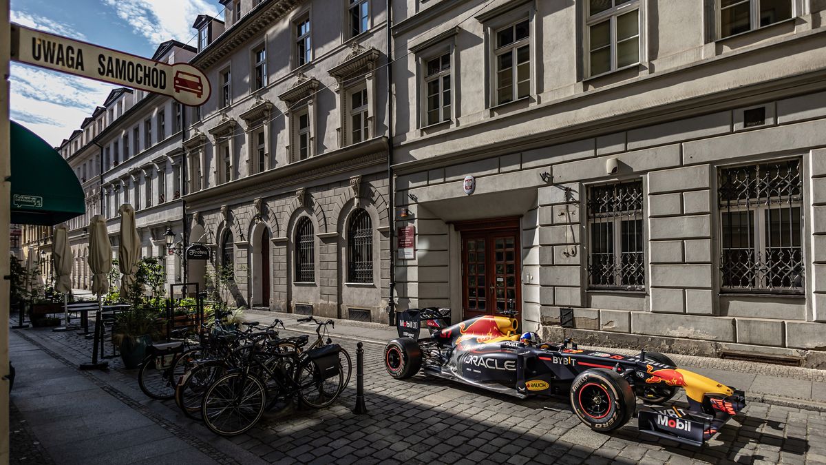 Zdjęcie okładkowe artykułu: Materiały prasowe / Red Bull / Marcin Kin / Na zdjęciu: bolid Red Bull Racing na rynku we Wrocławiu