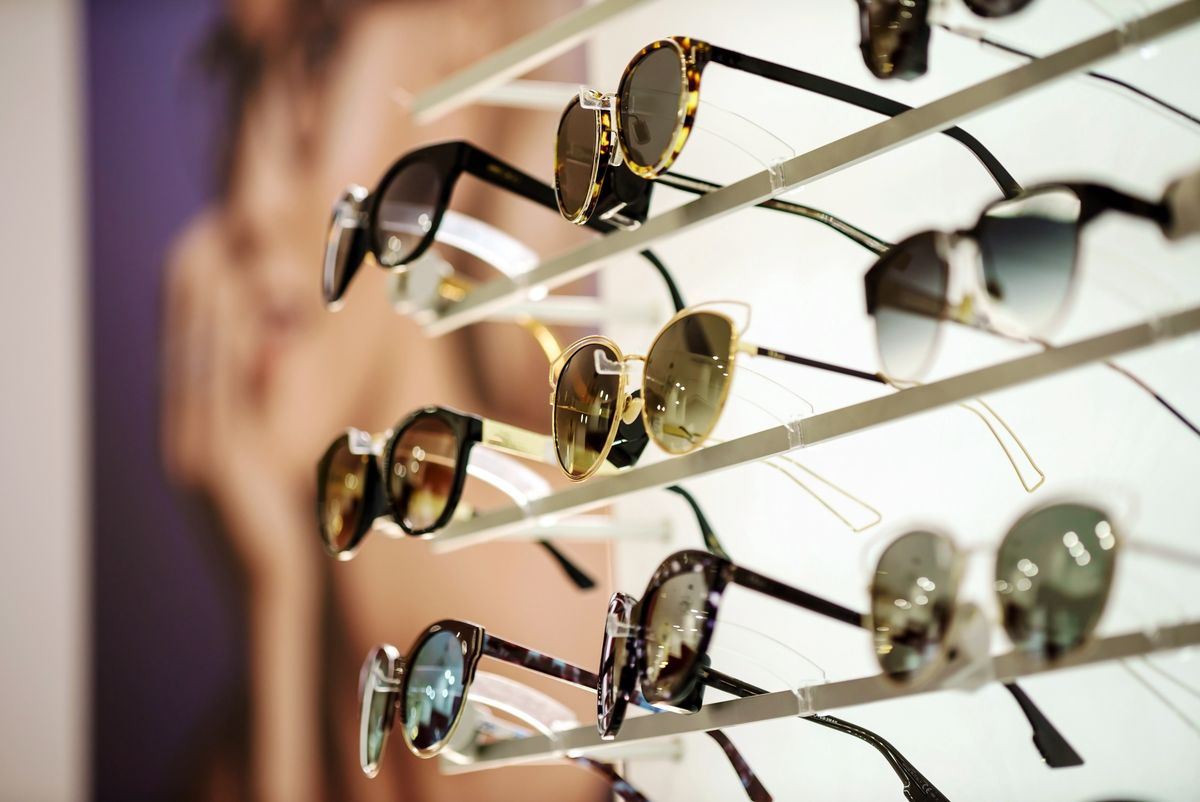 UOKiK przeprowadził kontrolę okularów przeciwsłonecznych. W 95 proc. wykazano nieprawidłowości
