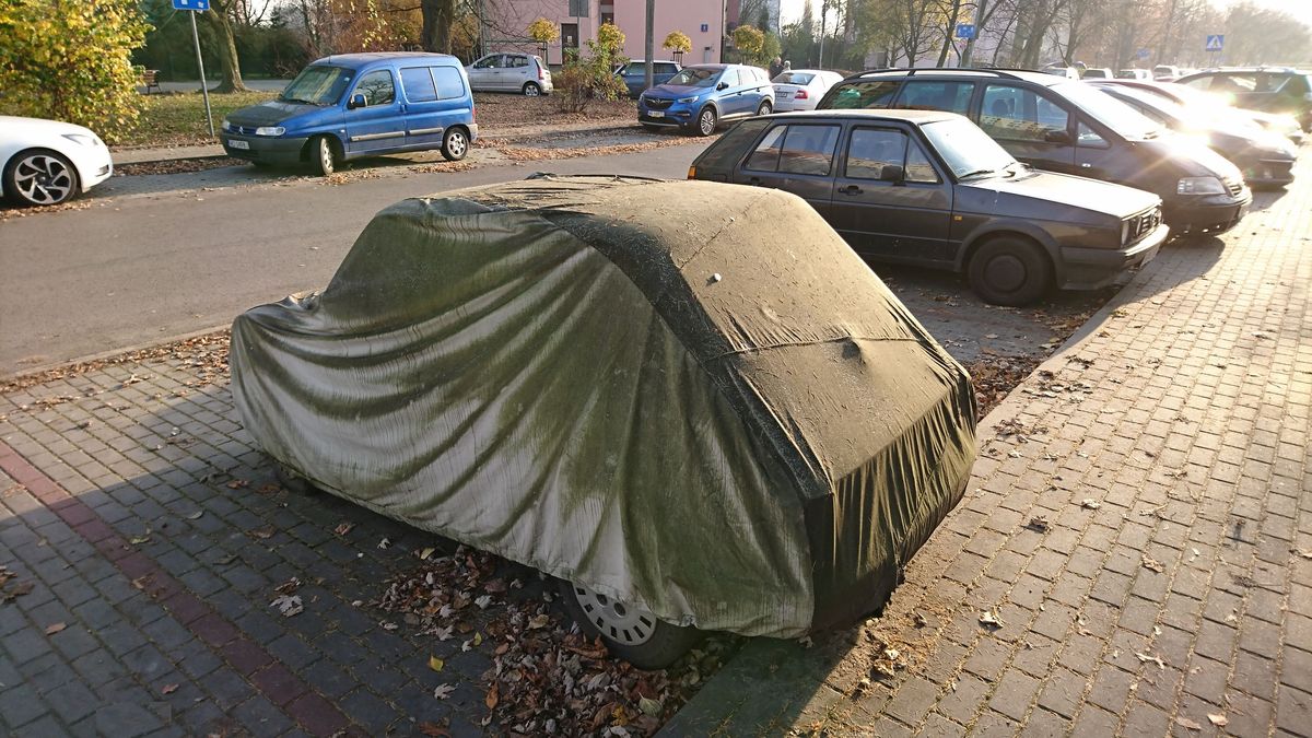 Pokrowce materiałowe z lat 90. XX wieku nadal można spotkać na niektórych osiedlach.