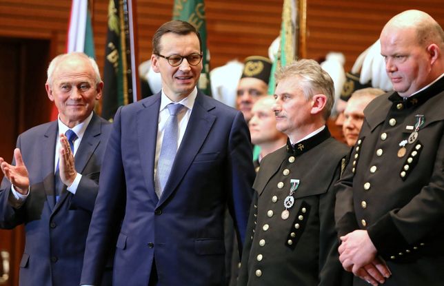 Premier Mateusz Morawiecki i minister energii Krzysztof Tchórzewski uczestniczą w Akademii Barbórkowej Polskiej Grupy Górniczej w Katowicach