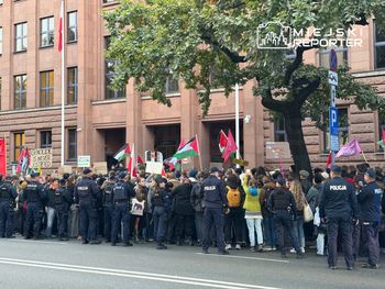 Warszawa: Mężczyzna wybił młotkiem szybę w Ministerstwie Spraw Zagranicznych. Kobieta wylała czerwoną farbę. Dwie osoby zatrzymane