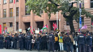 Warszawa: Mężczyzna wybił młotkiem szybę w Ministerstwie Spraw Zagranicznych. Kobieta wylała czerwoną farbę. Dwie osoby zatrzymane