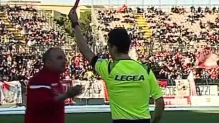 Na zdjęciu od lewej: trener Lamberto Margini dostaje czerwoną kartkę