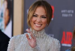 Ta kreacja biła po oczach. Jennifer Lopez postawiła na ryzykowny kolor