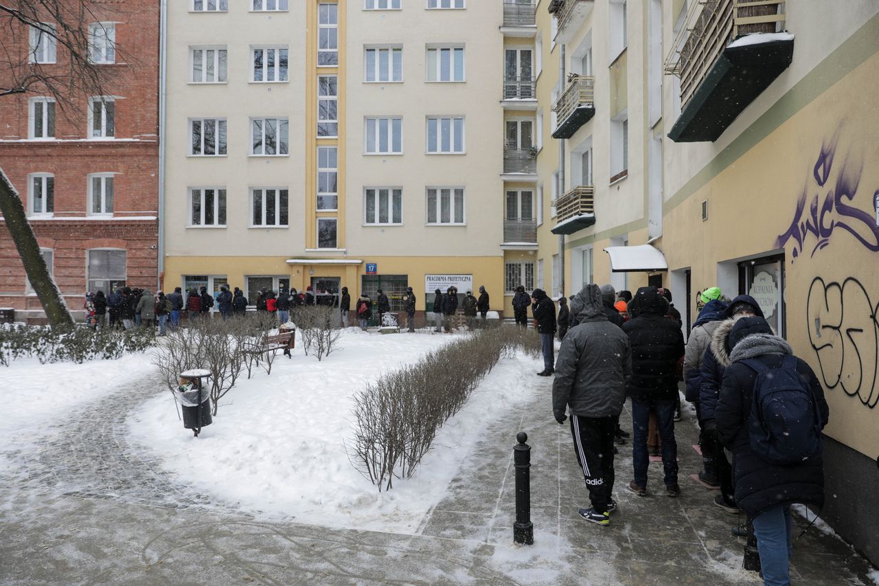 Warszawa. Tłusty Czwartek 2021. Kolejka do słynnej cukierni Zagoździńskich