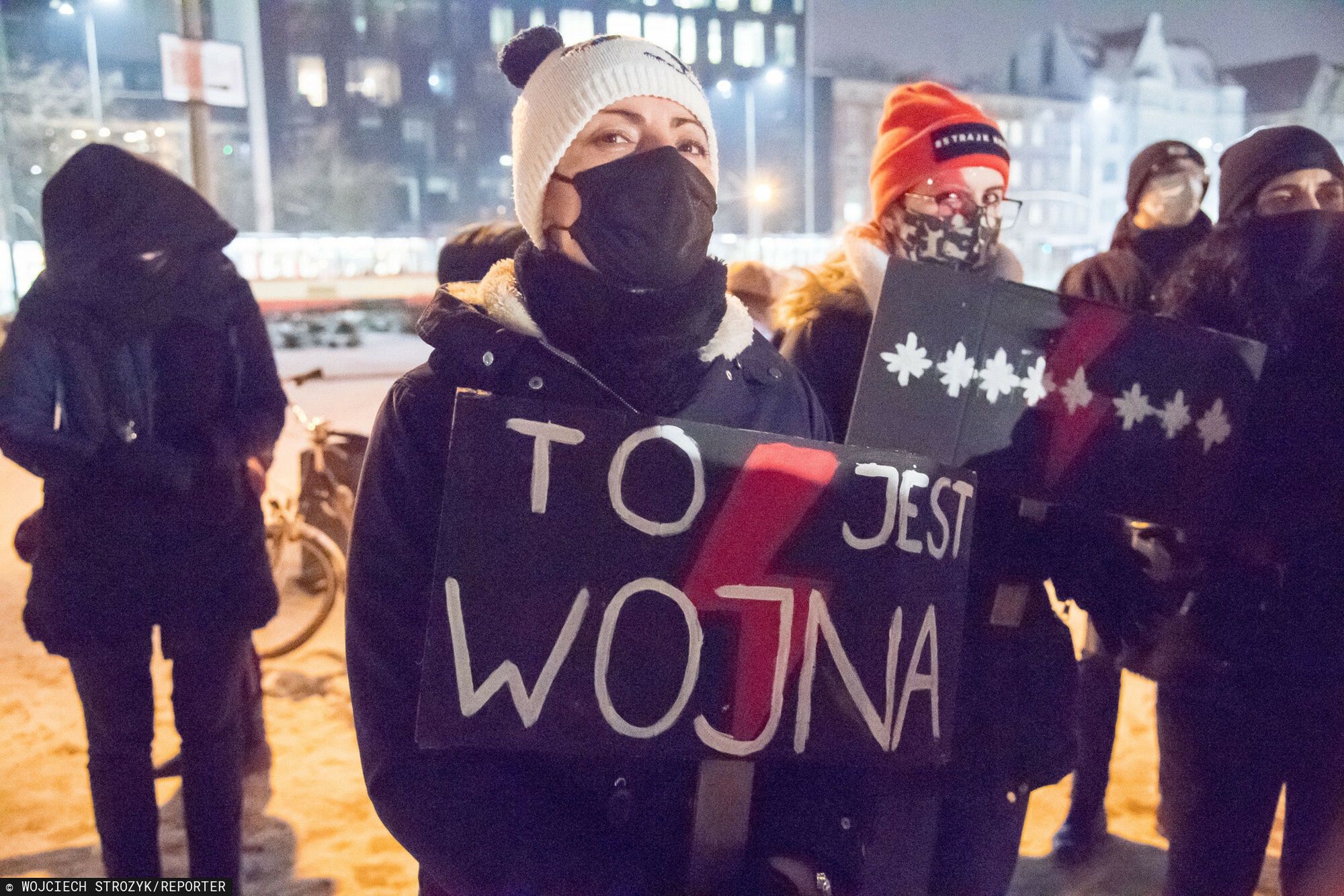 "Wysokie Obcasy" w ogniu krytyki za artykuł o stylizacjach na protesty