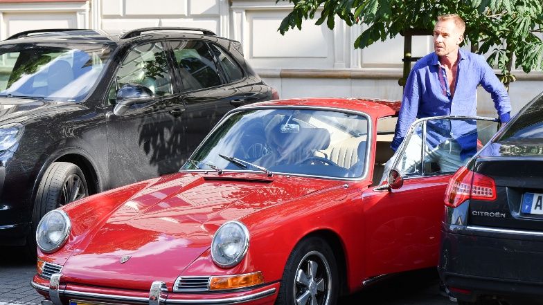 Joanna Przetakiewicz i Rinke Rooyens na przejażdżce z psem zabytkowym Porsche 912 