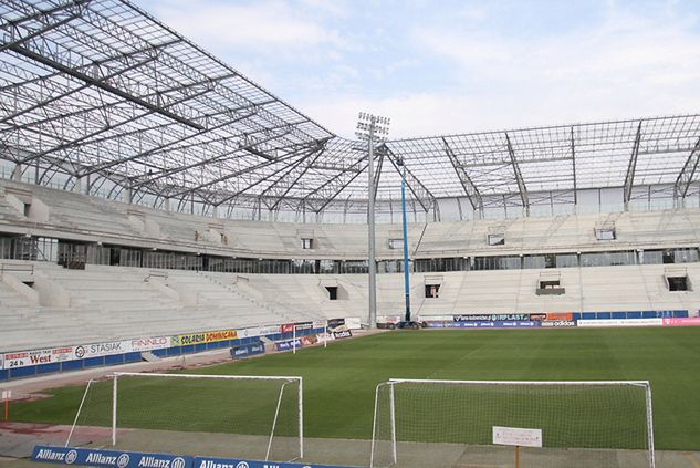 Nowe trybuny stadionu w Zabrzu na razie rażą szarością. Wkrótce ma się to zmienić!