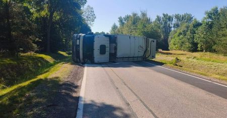 Małkinia Dolna: Śmieciarka przewróciła się na bok na drodze. Trzy osoby trafiły do szpitala