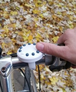 Wygląda jak dzwonek, ale nim nie jest. To różaniec rowerowy