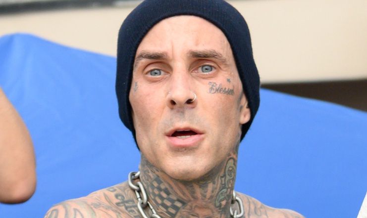 Travis Barker przerywa milczenie po tym, jak trafienił do szpitala w krytycznym stanie