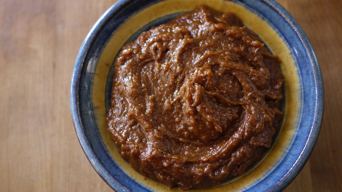 Sos z orzechów ziemnych i kokosa z wodą, cukrem i orzechami