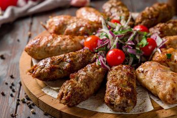 Soczysta wołowina na patyku. Usmaż lula kebab na rozgrzanej patelni. Goście trafią do ciebie po zapachu, jak z gruzińskiej restauracji