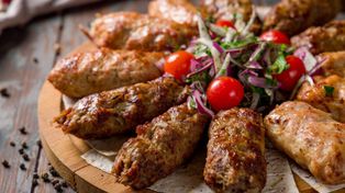 Soczysta wołowina na patyku. Usmaż lula kebab na rozgrzanej patelni. Goście trafią do ciebie po zapachu, jak z gruzińskiej restauracji
