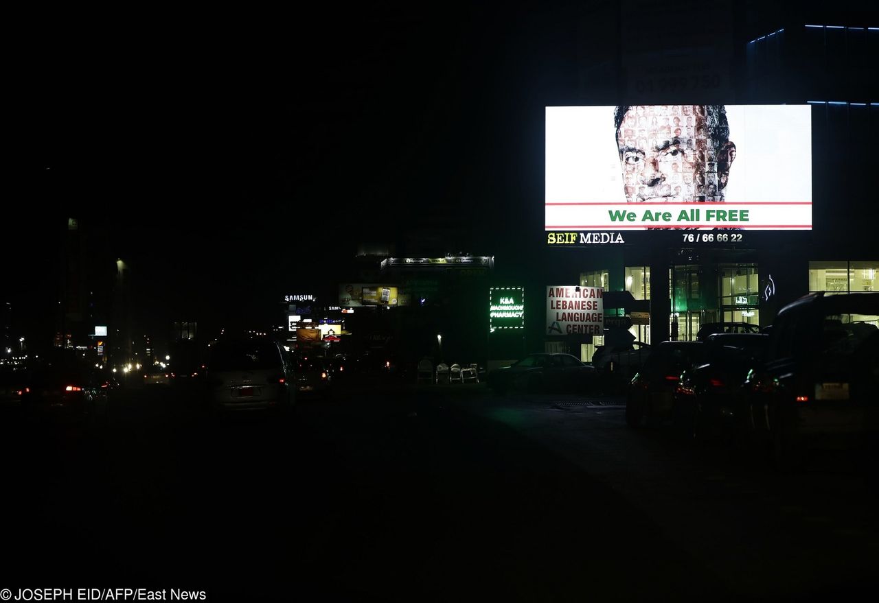 Sprawa budzi duże emocje także w rodzinnym kraju Carlosa Ghosna, Libanie. Taki billboard można zobaczyć w Bejrucie (fot. JOSEPH EID/AFP/East News)