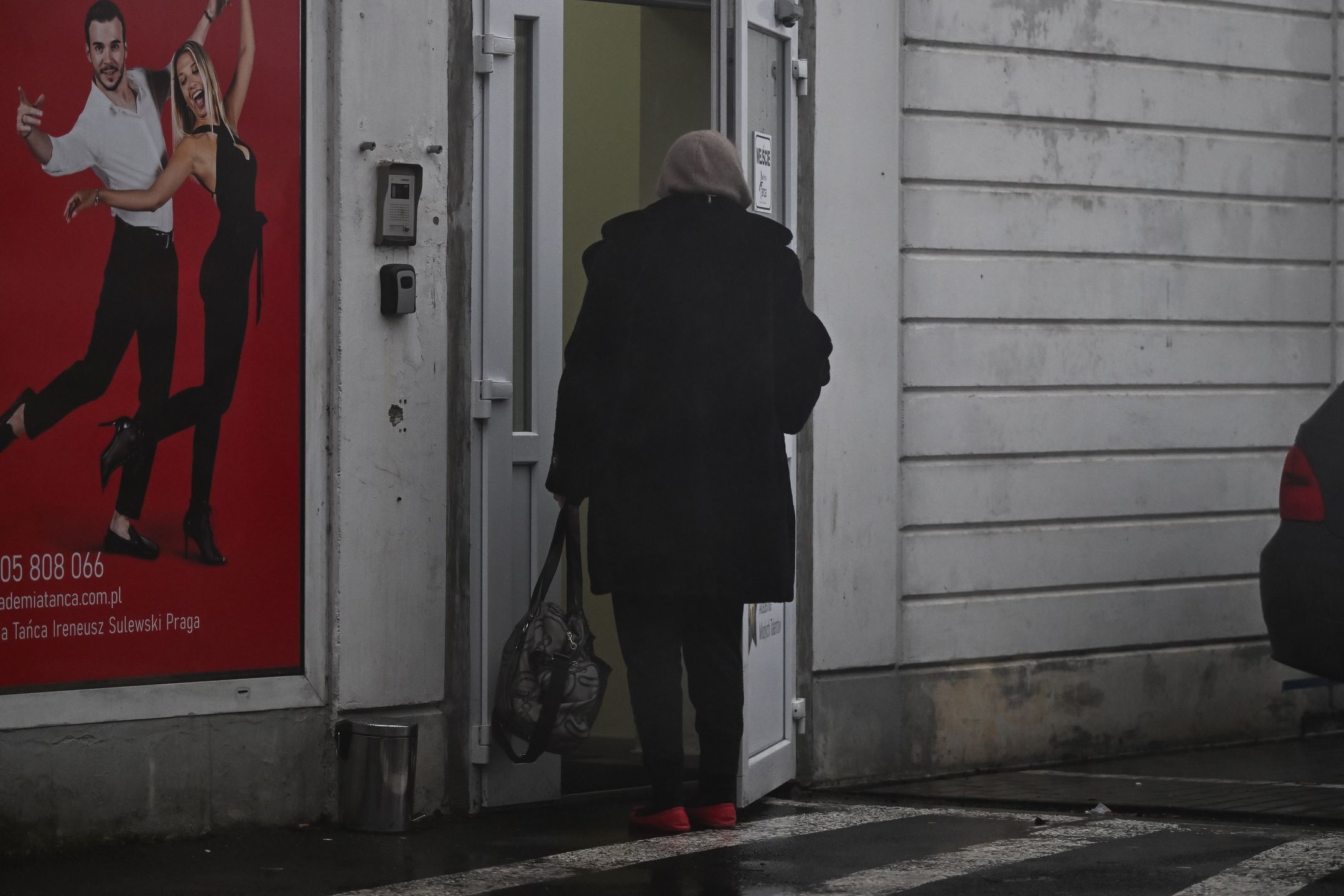 Grażyna Szapołowska mknie w strugach deszczu na trening do "TzG"