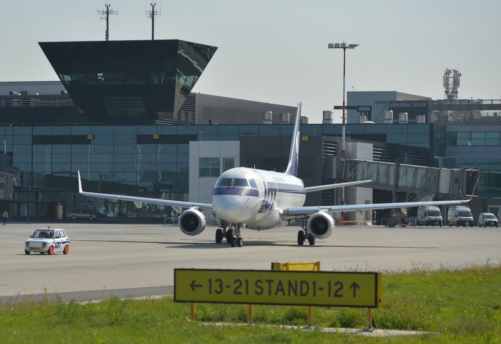 Z wielu polskich lotnisk odbywają się obecnie pojedyncze połączenia w tygodniu