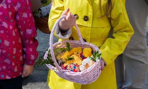 "Dramat". Ksiądz wprost o tym, czego nie wkładać do święconki