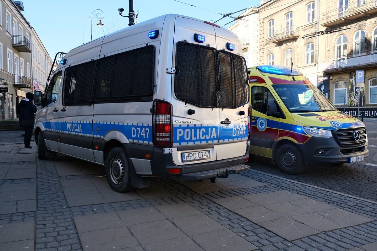 Radiowóz policji i karetka pogotowia
