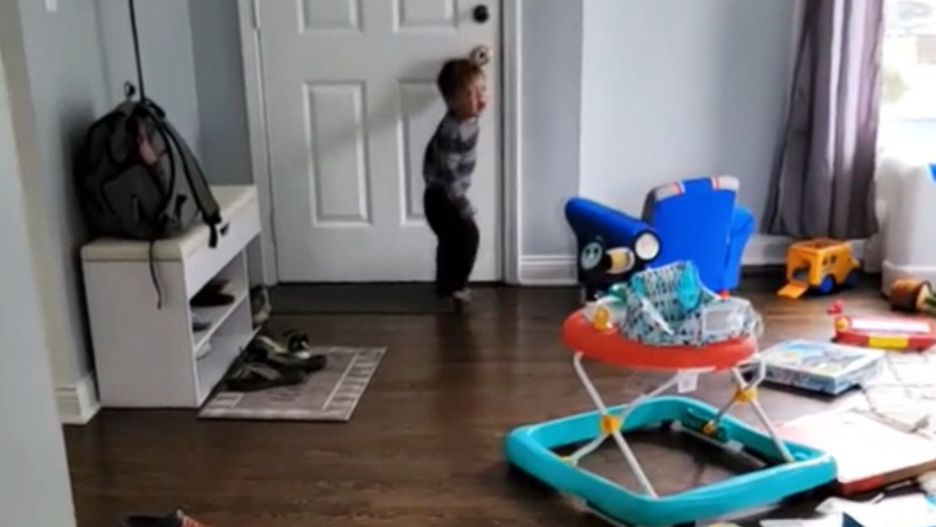 Mama nie może uspokoić płaczącego dziecka. Wtedy do akcji wkracza pies