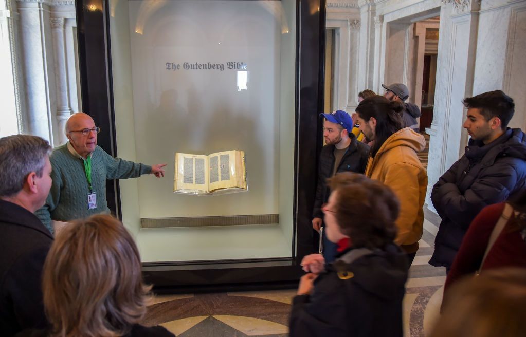 Biblię Gutenberga wydrukowano na papierze o wymiarach 42 × 60 cm nazywanym Royal
