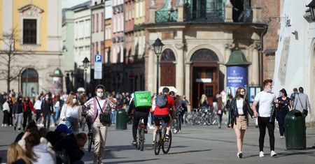 Lekarz bezwzględnie o łamaniu obostrzeń. "Nie powinno być żadnego zmiłuj"