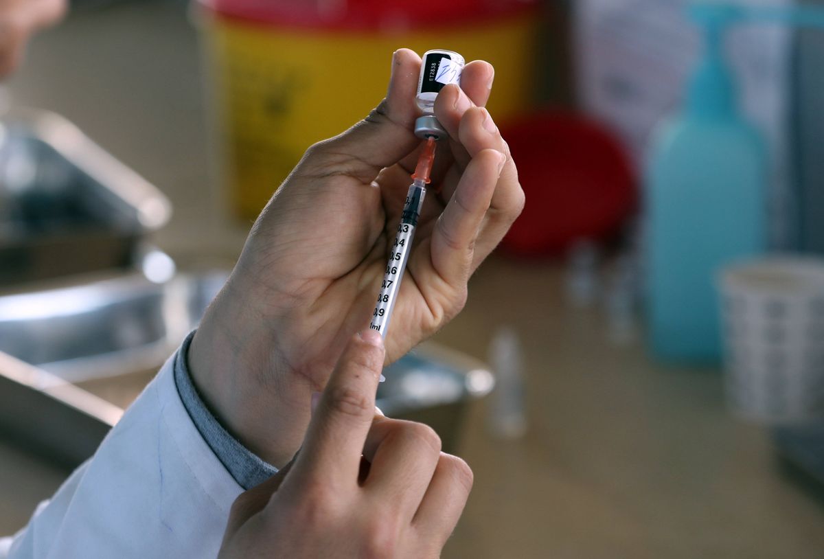 Jak przebiegają szczepienia na COVID-19 za granicą?